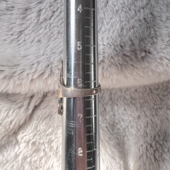 Elegant Silver Swirl Ring - Picture 3 of 3